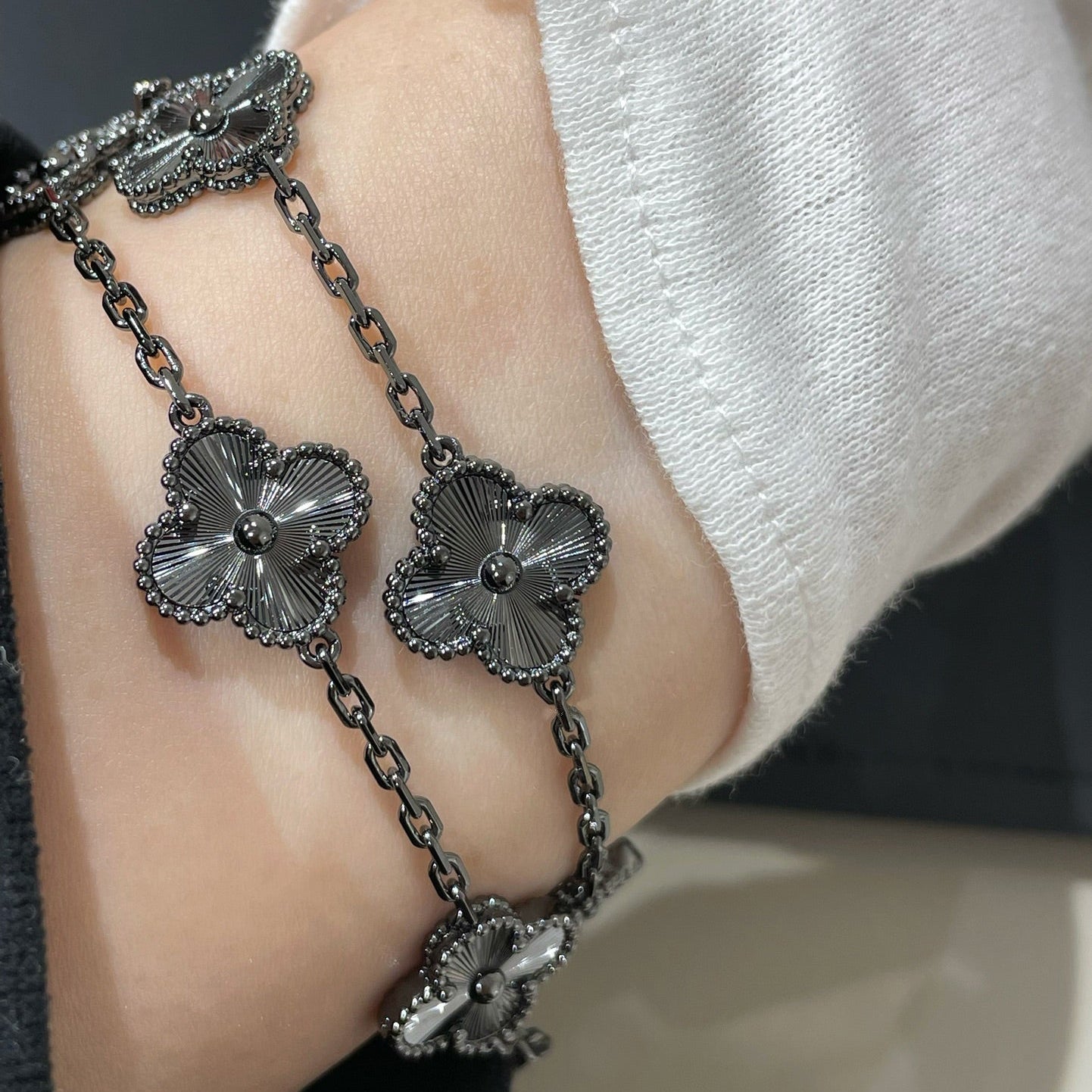 [BLUE TEARS]CLOVER 5 MOTIF BLACK BRACELET
