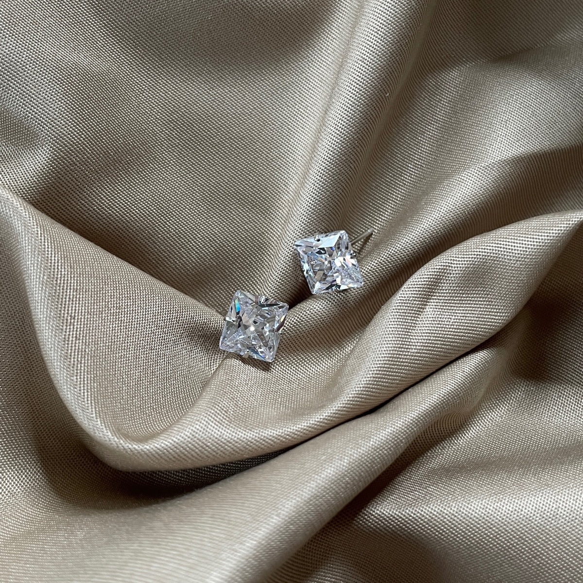 [Nova Jewelry]Stylish Shiny Square Center Stone Stud Earrings