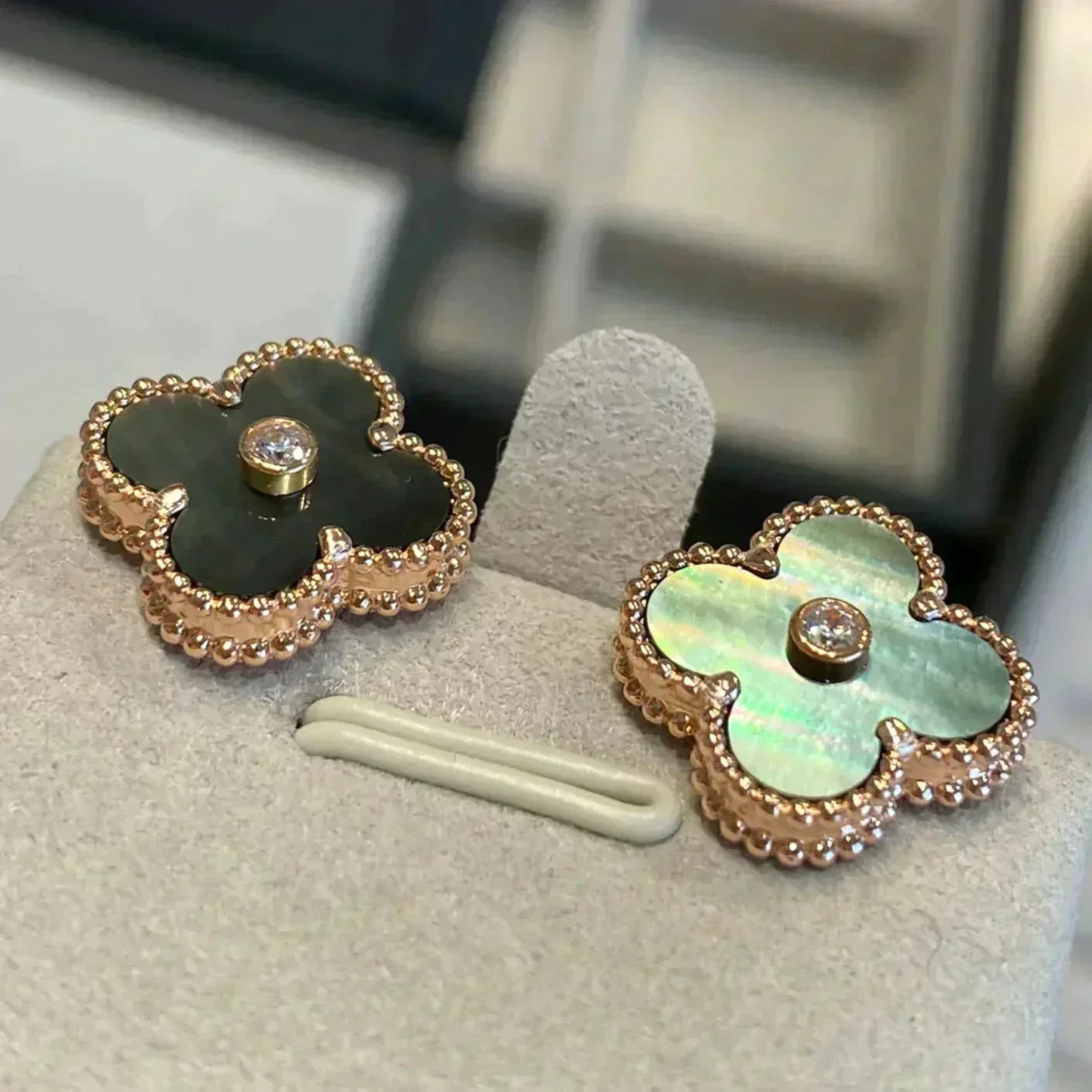 [BLUE TEARS]CLOVER MEDIUM 1 MOTIFS GRAY MOP  DIAMOND EARRINGS