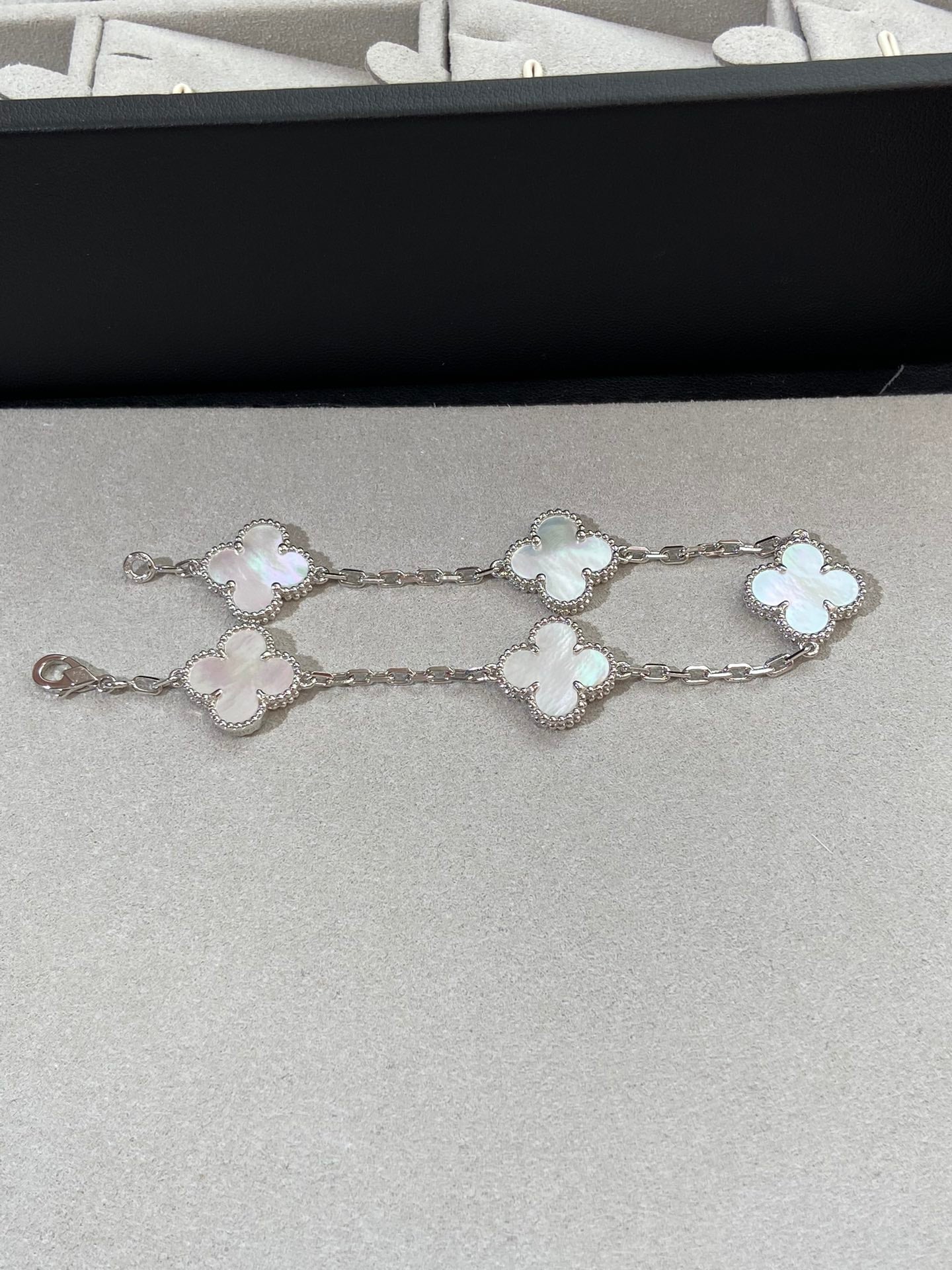 [BLUE TEARS]CLOVER WHITE PEARL MOP 5 MOTIF BRACELET COLLECTION