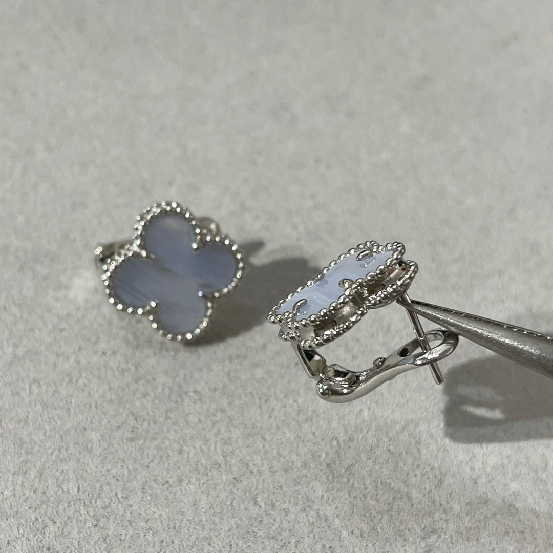 [ブルーティアーズ]クローバーカルセドニーシルバースタッドピアス