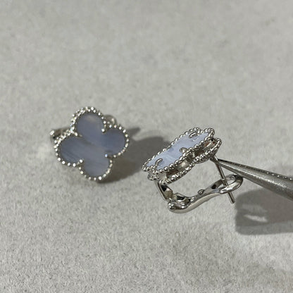 [ブルーティアーズ]クローバーカルセドニーシルバースタッドピアス