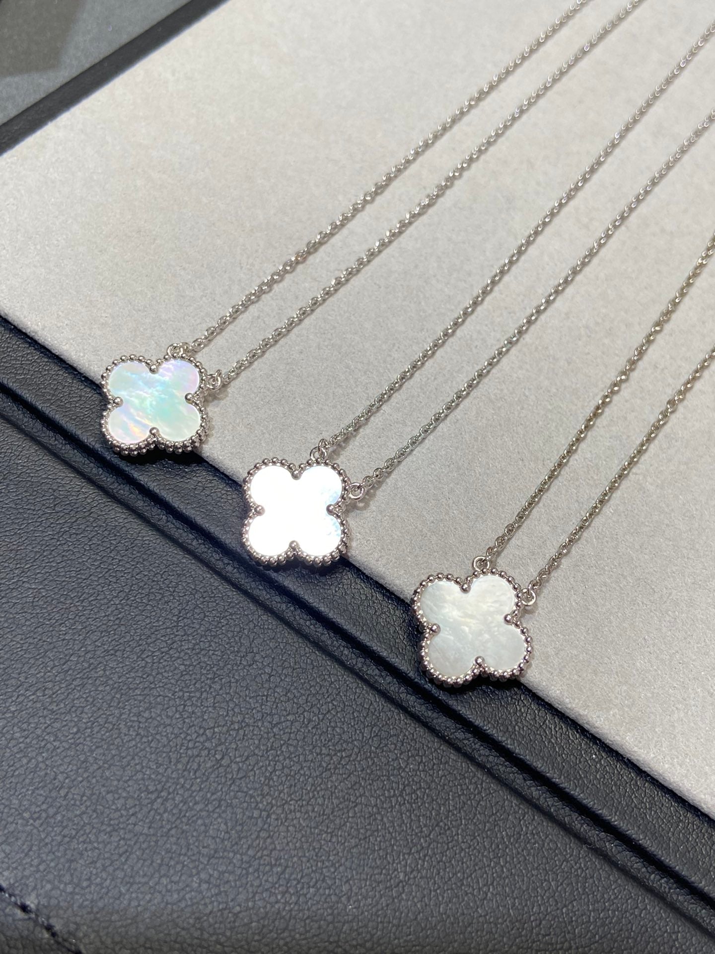 [BLUE TEARS]CLOVER MEDIUM SILVER WHITE MOP NECKLACE