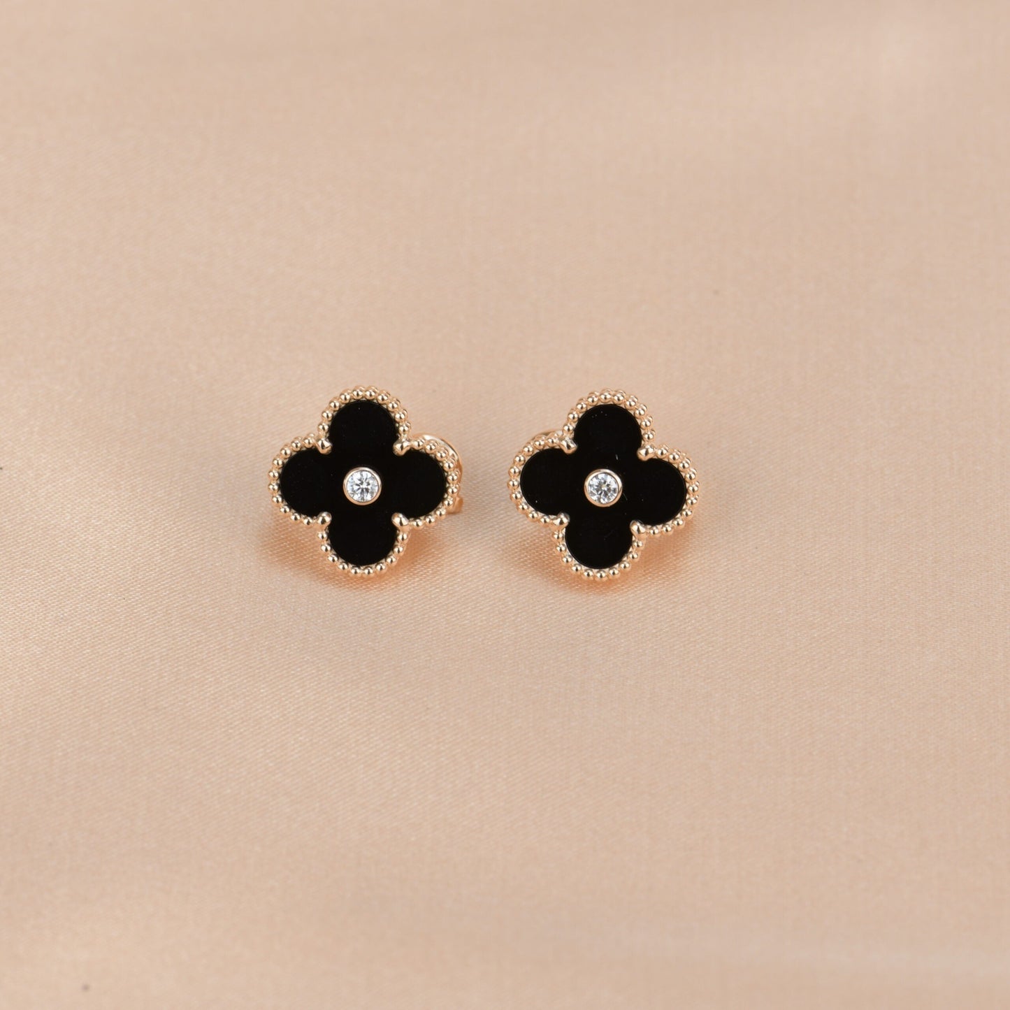[BLUE TEARS]CLOVER MEDIUM 1 MOTIFS ONYX DIAMOND EARRINGS