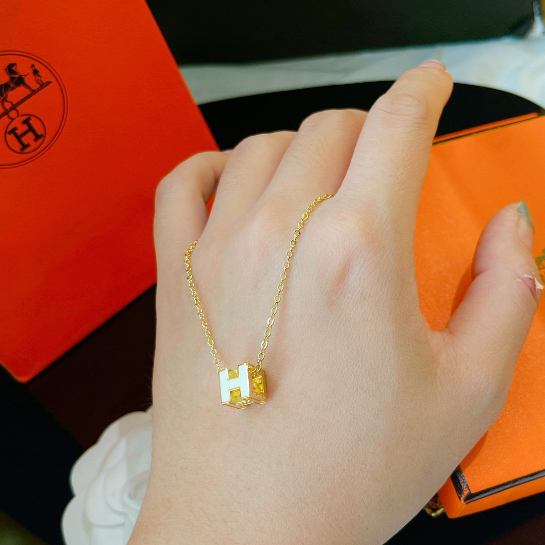 [BLUE TEARS]H WHITE SQUARE GOLD NECKLACE