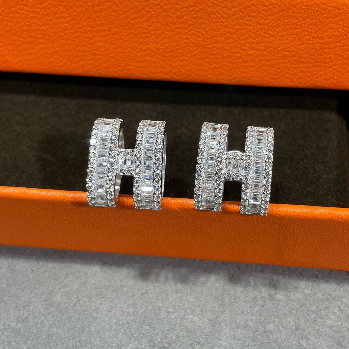 [BLUE TEARS]H STUD EARRINGS WITH SILVER DIAMONDS