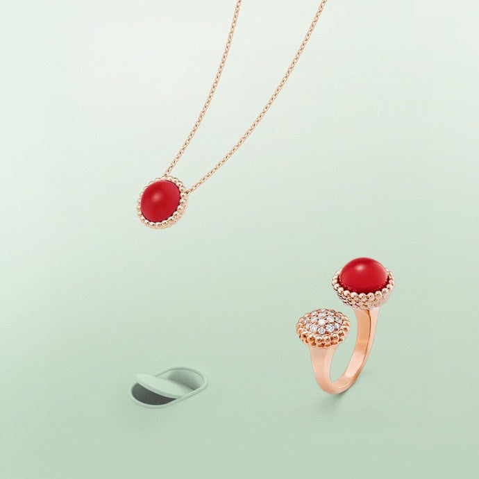 [BLAUE TRÄNEN] PERLEE COULEURS DIAMANT ROSÉGOLD ZWISCHEN DEN FINGERN